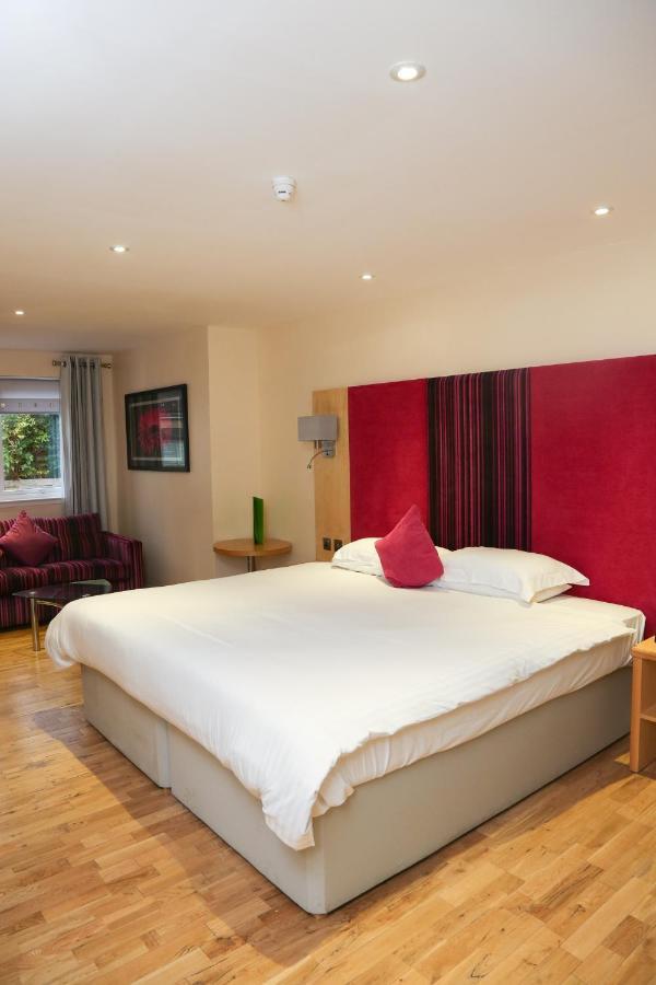 Clubhouse B& B Hotel Неърн Екстериор снимка